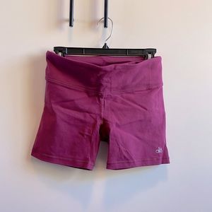 Alo Yoga Biker Shorts - Size M - Magenta